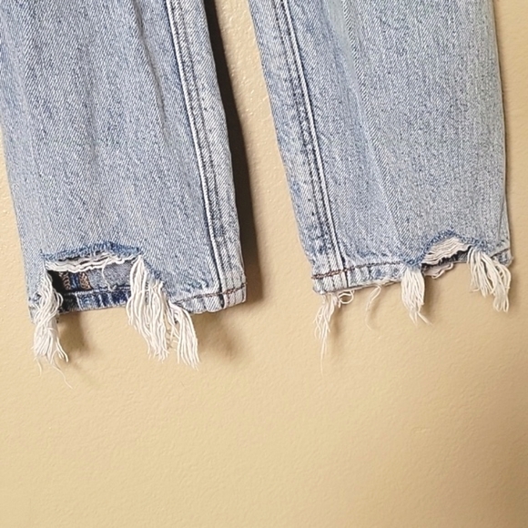 American Eagle Light Wash High Rise Ripped Mom Jeans - Size 4 - Picture 6 of 9
